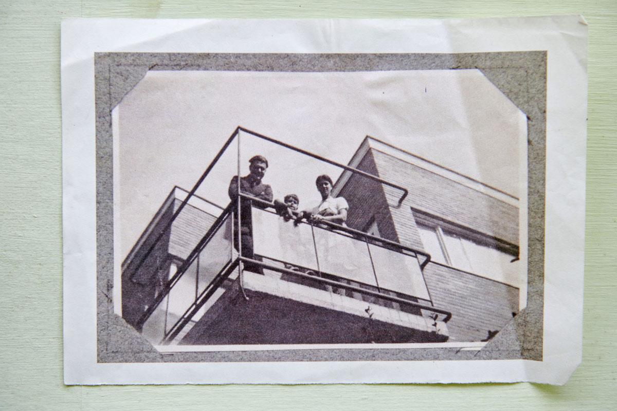 Le client de Gaston Eysselinck et sa famille sur le balcon.