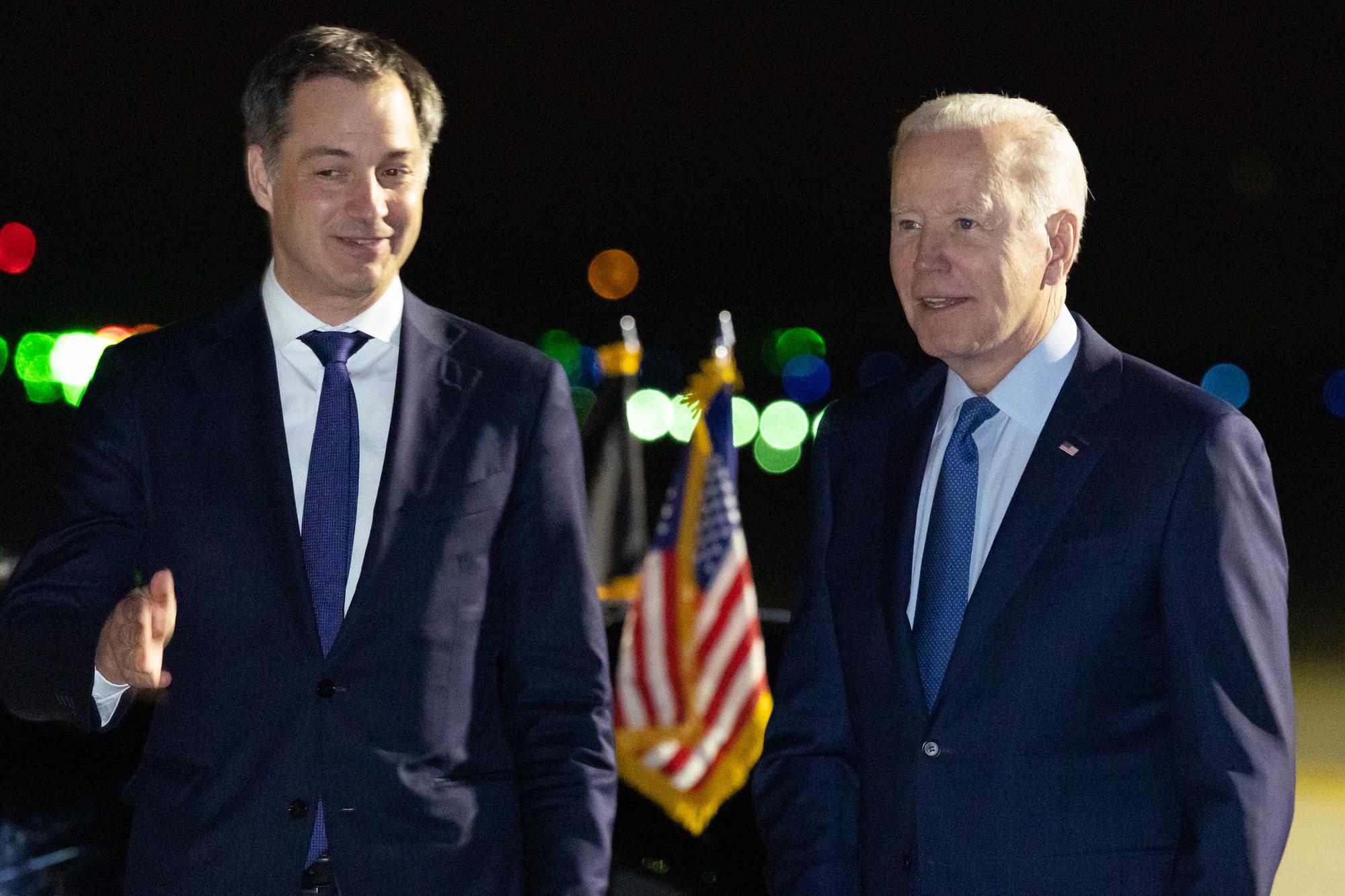 Joe Biden accueilli par Alexander De Croo, hier soir à l'aéroport de Melsbroek.