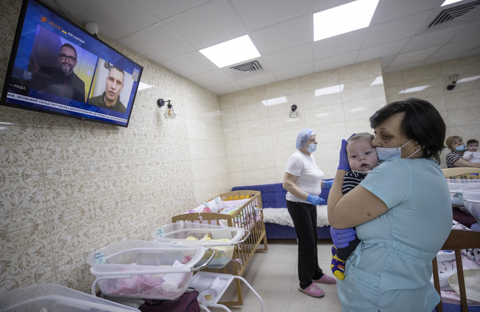 GPA : ces bébés sans existence légale coincés en Ukraine