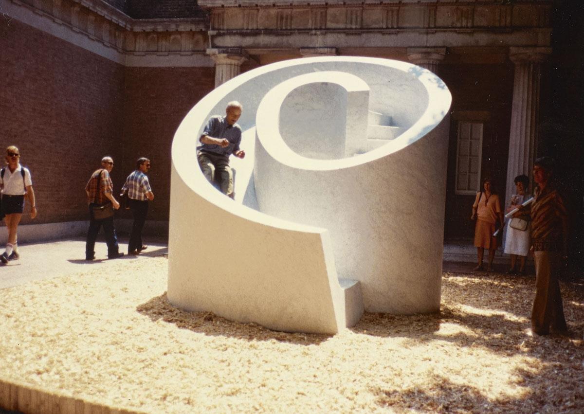 Noguchi en personne exécute une glissade sur sa sculpture Slide Mantra, lors de la Biennale de Venise, en 1986. L'oeuvre se trouve aujourd'hui à Miami. (Giorgio Angeli)