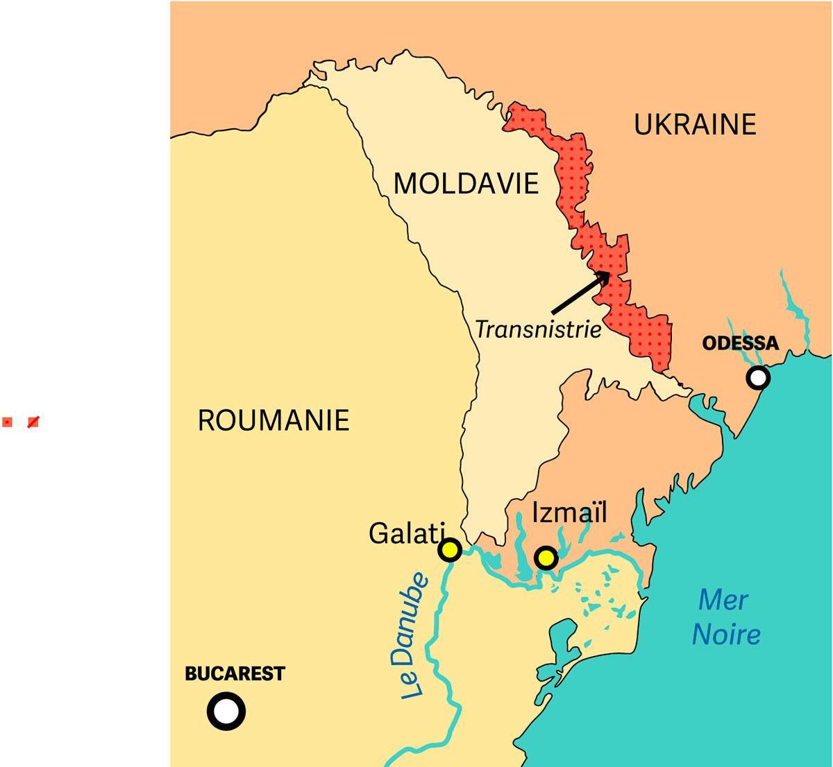 Le bac venant de la rive ukrainienne du Danube accoste à Isaccea (Roumanie), chargé de femmes et d'enfants. Les hommes sont retenus au pays.