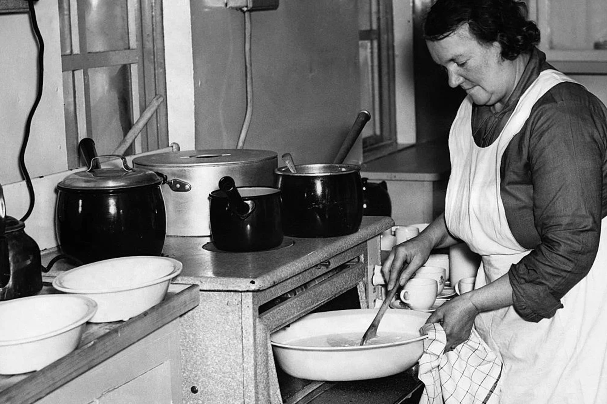 Bien cuisiner sans trop dépenser: 12 conseils simples et efficaces, tirés d'un best seller des années 1940
