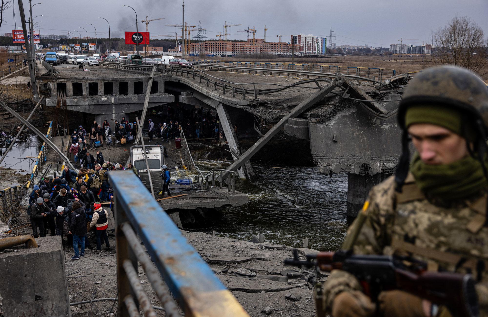 Ukraine: des habitants en fuite racontent l'