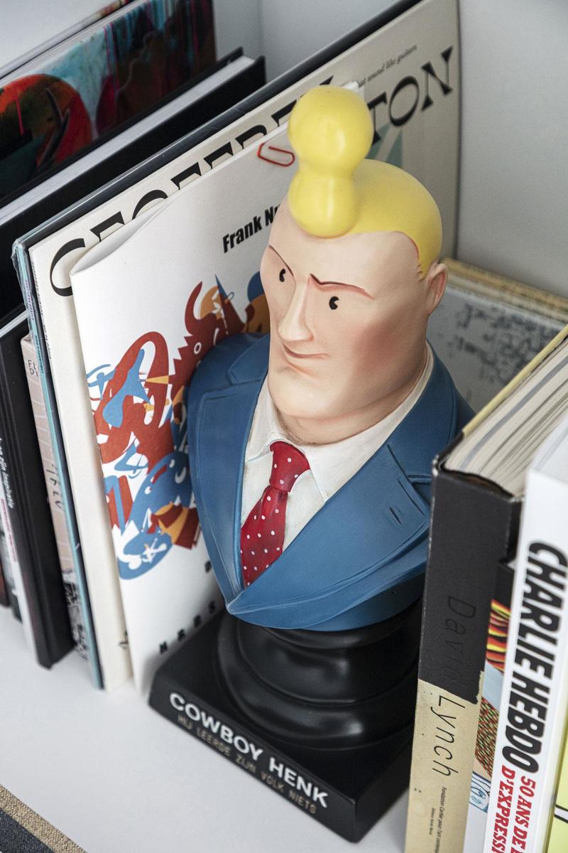 Un buste du célèbre personnage de Kamagurka et Herr Seele, Cowboy Henk, d'après la bande dessinée éponyme parue dès le début des années 80 dans le journal De Morgen et plus tard dans Humo.