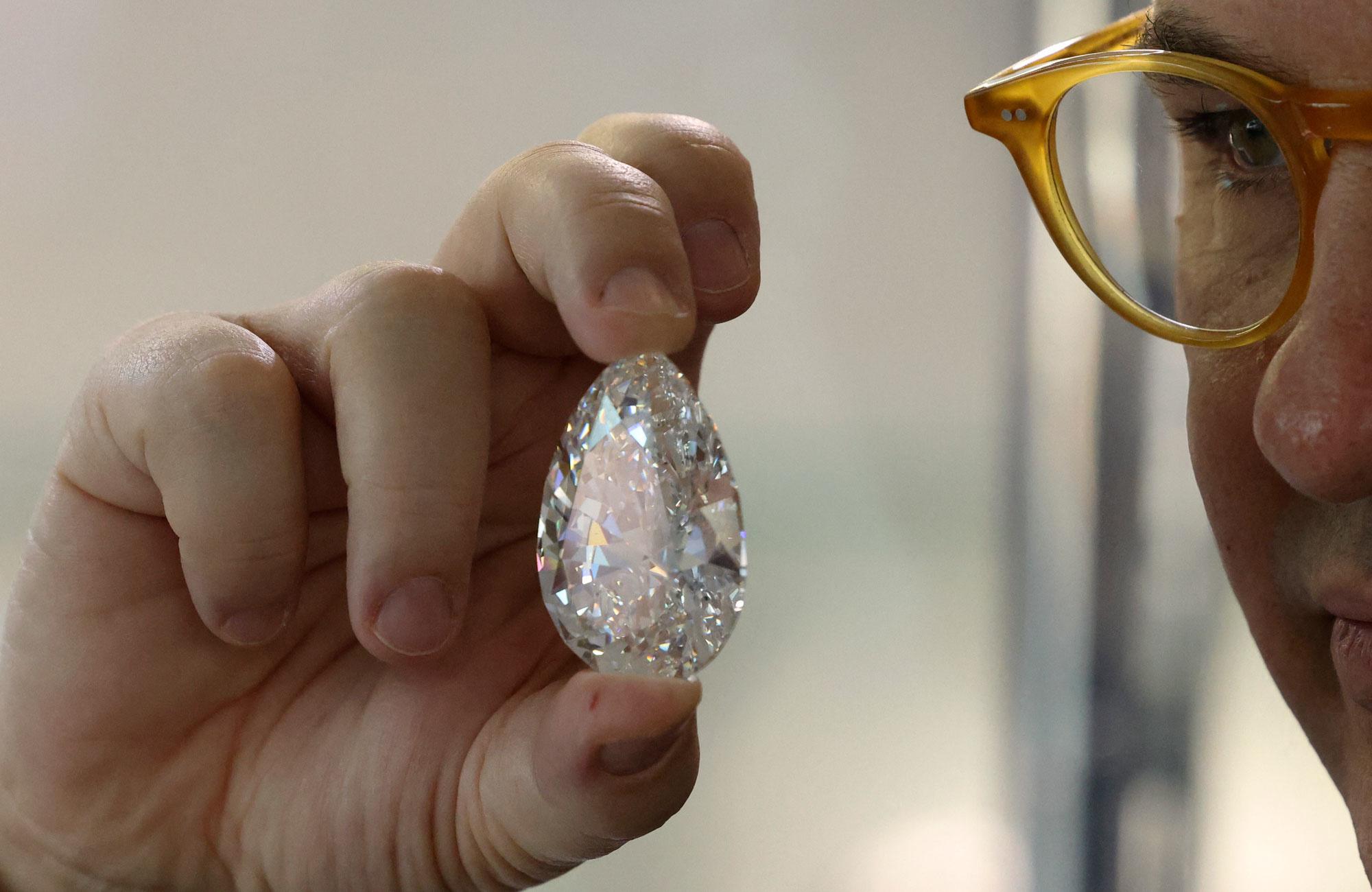 Le plus gros diamant blanc exposé à Dubaï