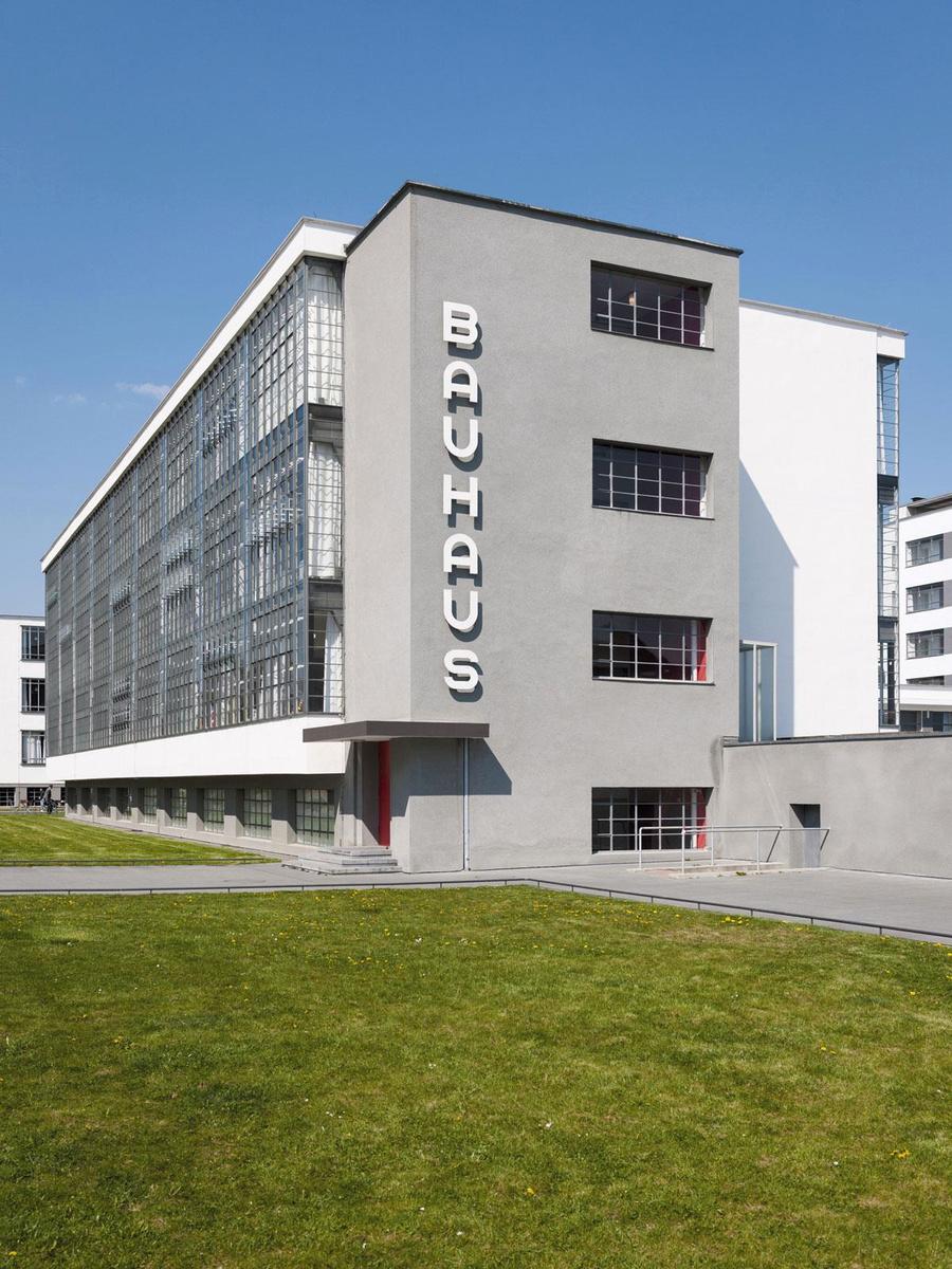 Son ancienne école est devenue un musée consacré au mouvement de design moderniste Bauhaus qui a apporté un vent de fraîcheur en Europe.