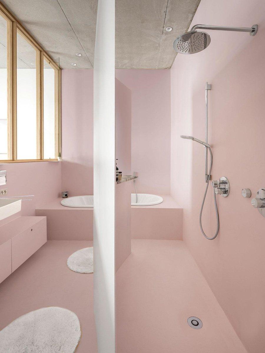 Dans la salle de bains couleur bubble-gum, se trouvent deux douchettes l'une à côté de l'autre, permettant à Tom et Anne de se doucher ensemble le matin.