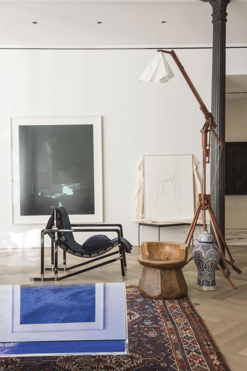 Dans le salon, une chaise longue Eileen Gray couverte de tissu denim, et une table basse signée Yves Klein.