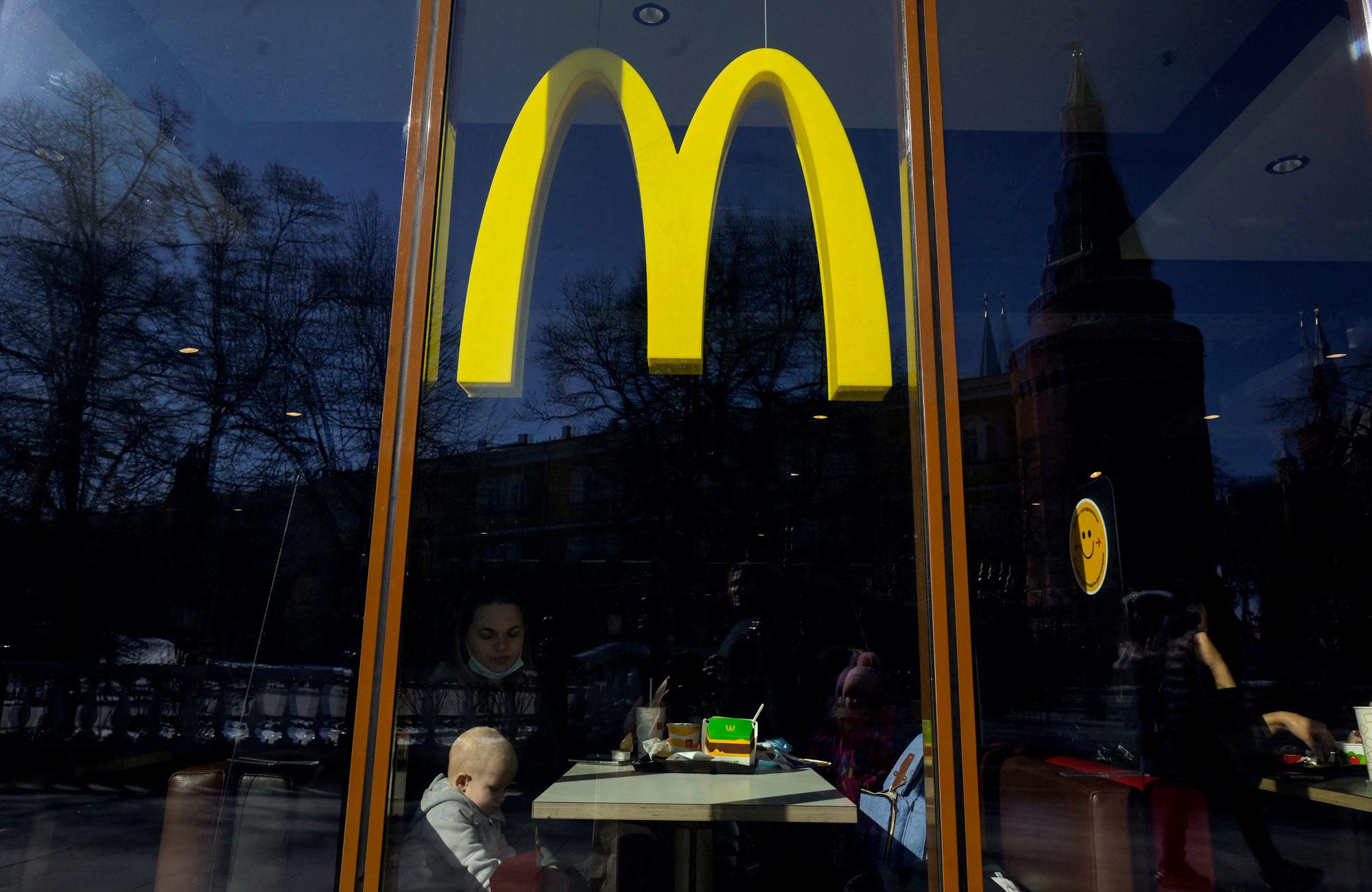 Entre tristesse et colère, les Moscovites disent au revoir à McDonald's
