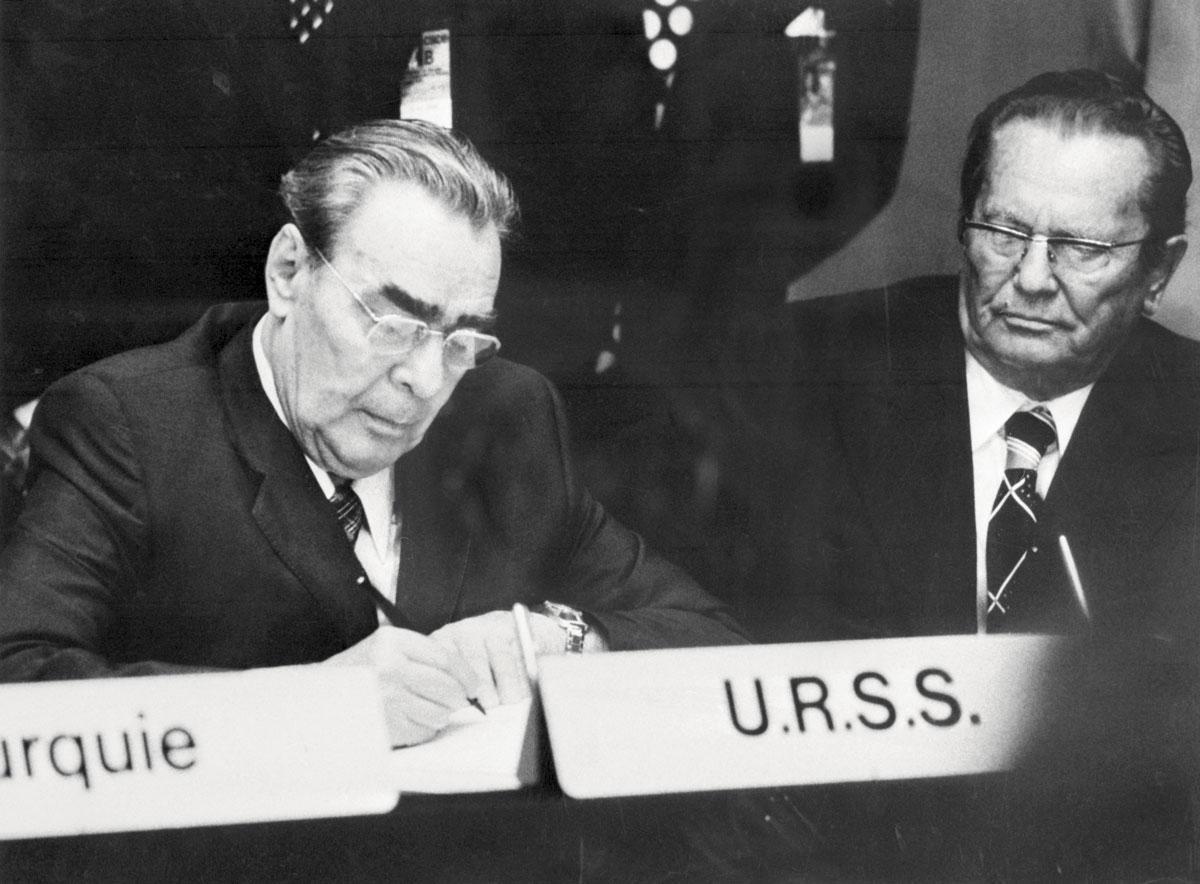 Léonid Brejnev, le secrétaire général du Parti communiste d'Union soviétique, signe le 1er août 1975, l'Accord final d'Helsinki, pilier de l'architecture de sécurité en Europe que Vladimir Poutine a bafoué.