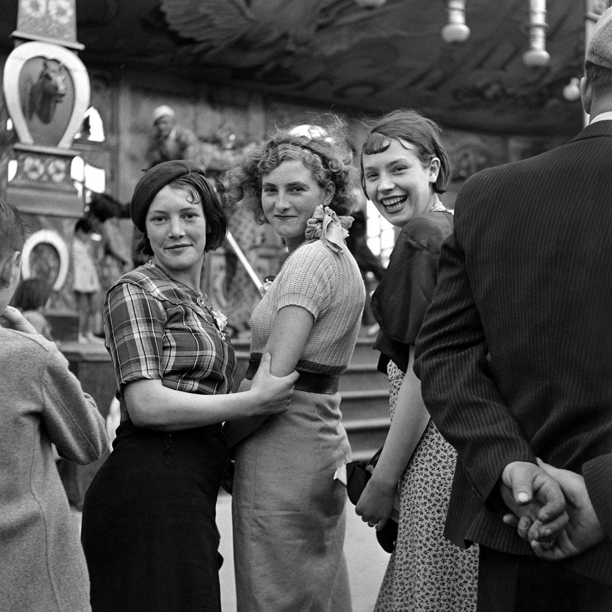 Femmes dans une fête foraine, vers 1935. 