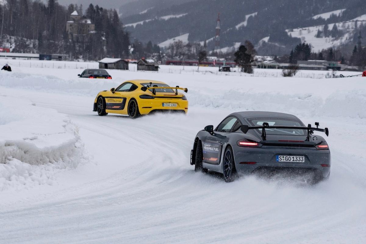 En optant pour son Cayman GT4 RS pour cette démonstration, Porsche lance un message: le plaisir de la conduite de voitures thermiques a encore de longues années devant lui.
