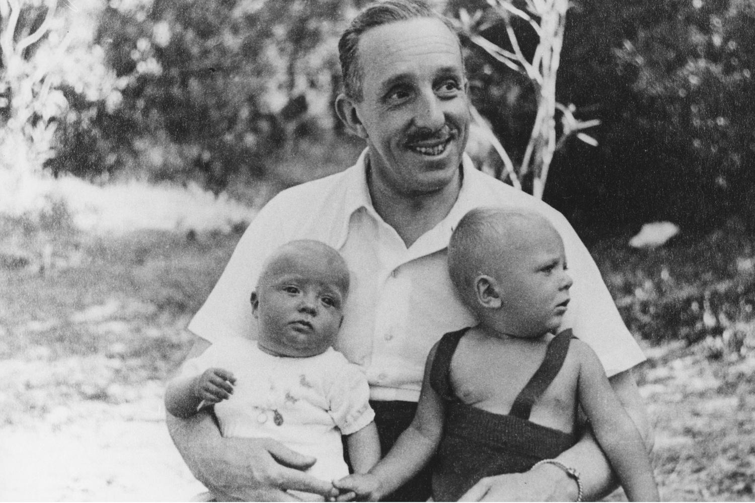 Le roi Alfonse XIII avec ses petits-enfants, Juan Carlos (à gauche) et Marco Torlonia en 1938.