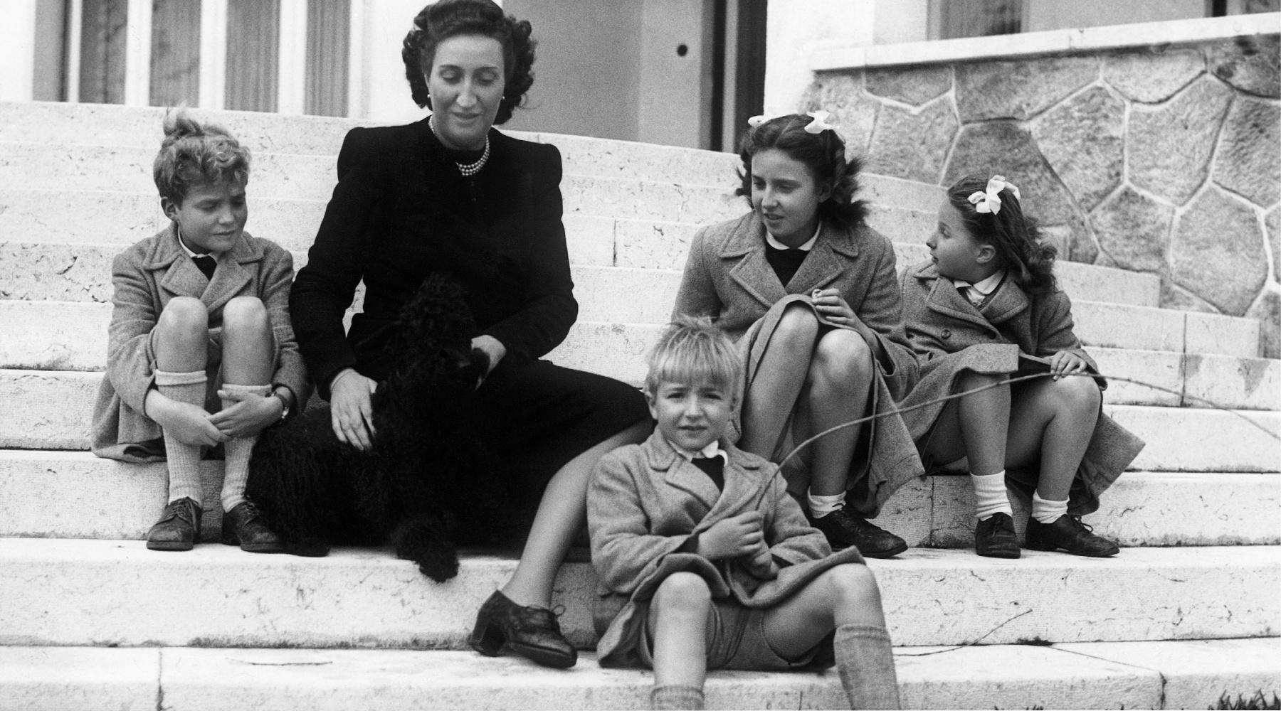 Avril 1947, Estoril près de Lisbonne. Maria de las Mercedes de BOurbon, princesse des Deux-Siciles entourée de ses quatre enfants : Juan Carlos (9 ans), Alfonso (6 ans), Maria Del Pilar (11 ans) et Margarita (8 ans).