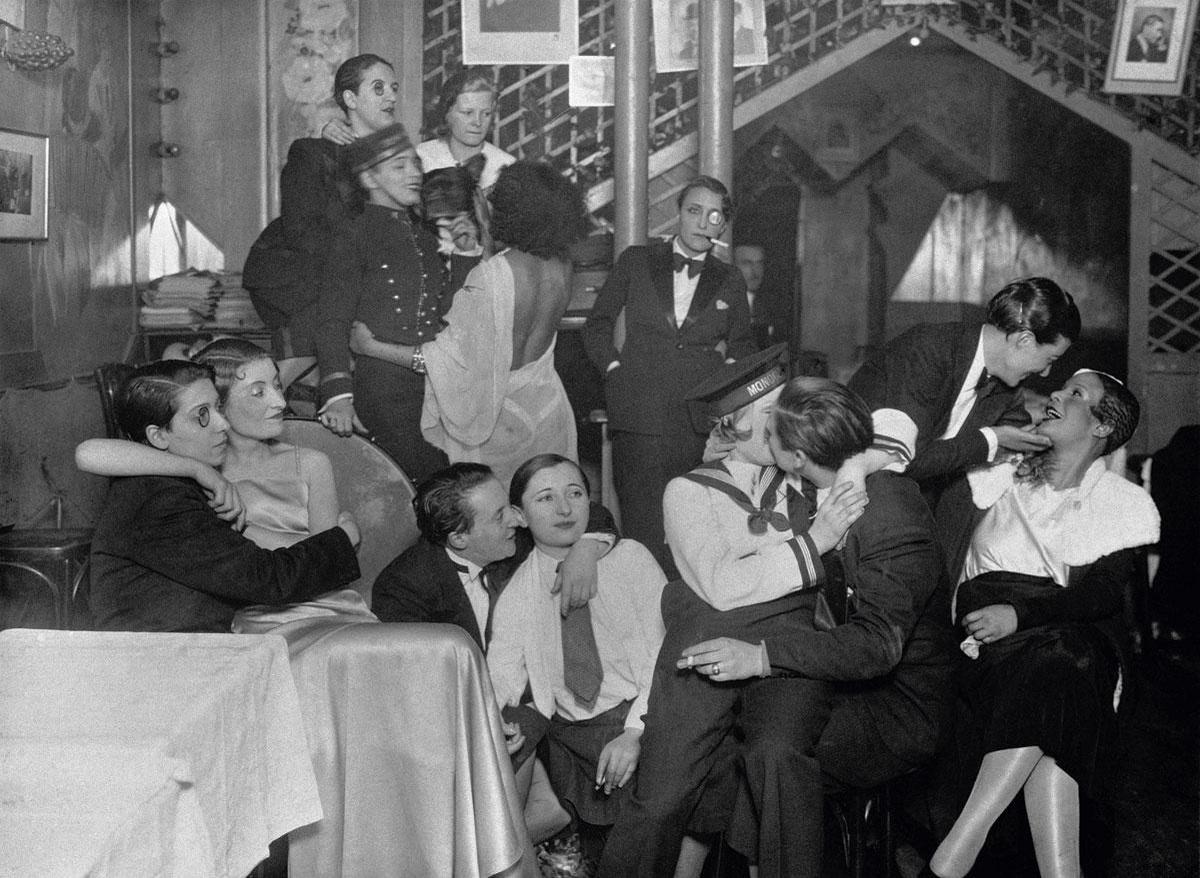 Le Monocle, cabaret spécial pour femmes à Montmartre, vers 1930. 