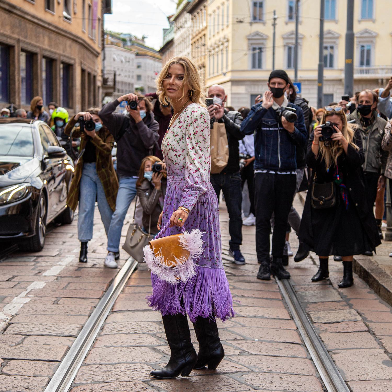 L'influenceuse Veronica Ferraro, dans les rues de Milan pendaznt la fashion week, février 2022