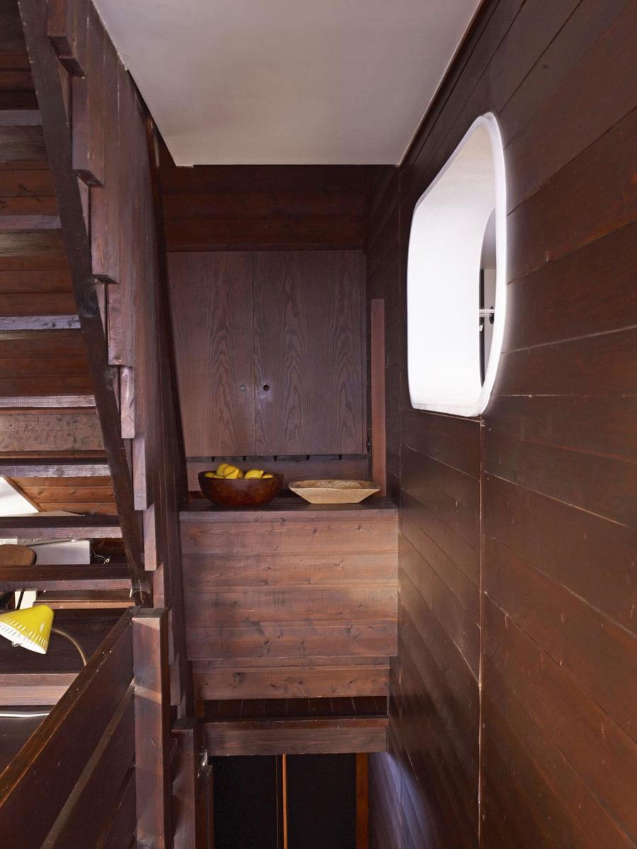 Le hublot, qui laisse entrer la lumière naturelle dans la cage d'escalier, a été ajouté pendant la phase de rénovation, mais a été inspiré par le style de Jacques Labro, qui en utilisait souvent dans ses projets.