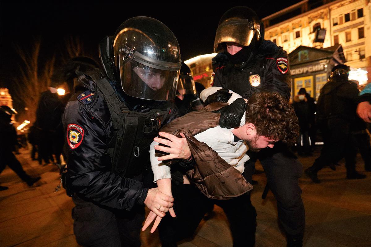 6 500 manifestants russes auraient été arrêtés au cours de la cinquantaine de défilés contre la guerre, comme ici à Saint-Pétersbourg.
