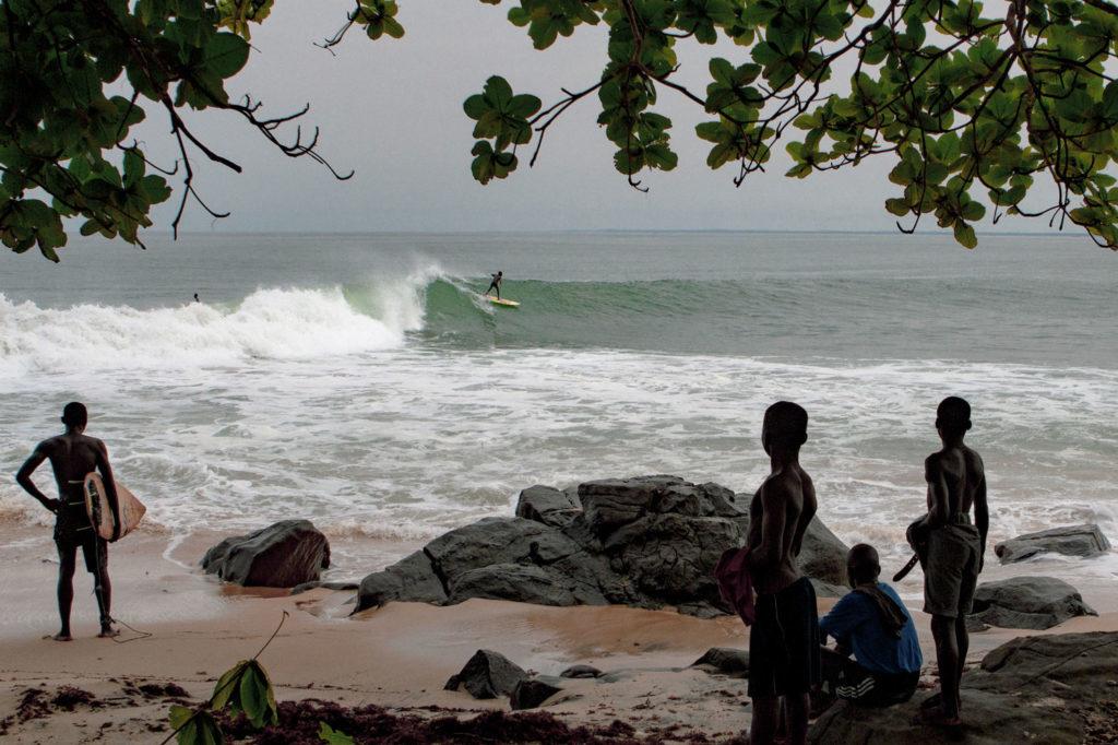 Enfants-surfeurs du Libéria, photo issue du documentaire Water Get No Enemy