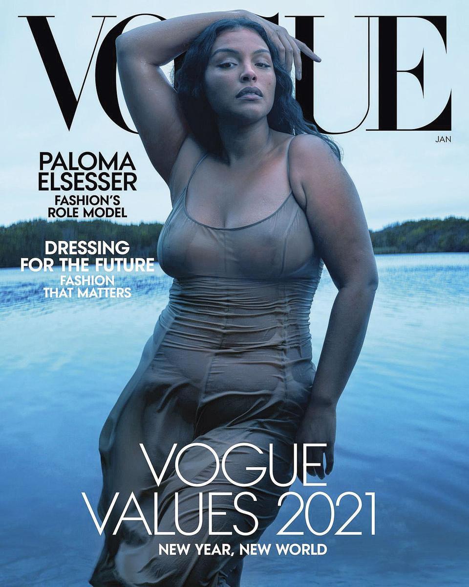 Le mannequin Paloma Elsesser en couverture de Vogue en 2021, deux projet auxquels a participé Gabriella Karefa-Johnson en tant que styliste.