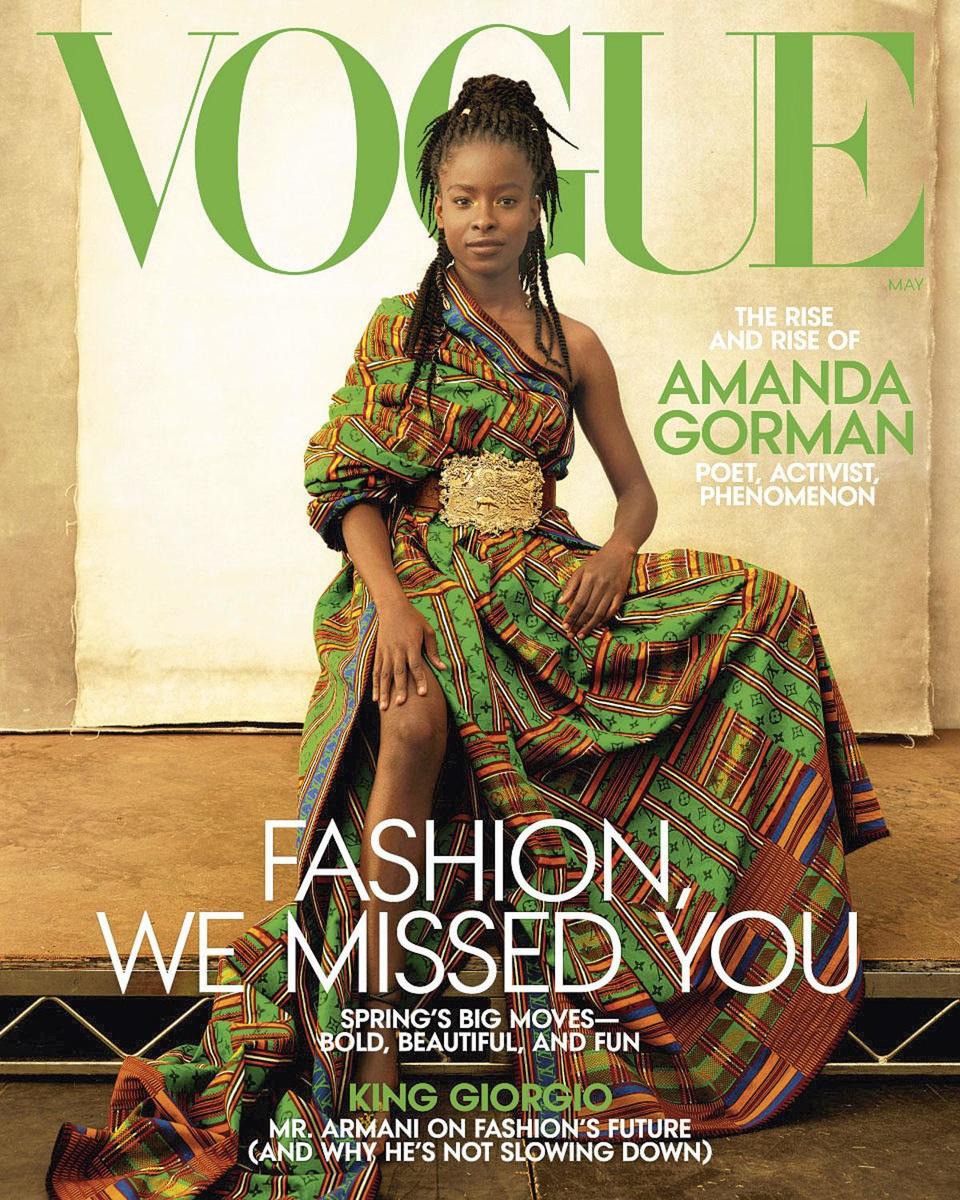 La poétesse Amanda Gorman en couverture de Vogue en 2021, deux projet auxquels a participé Gabriella Karefa-Johnson en tant que styliste.