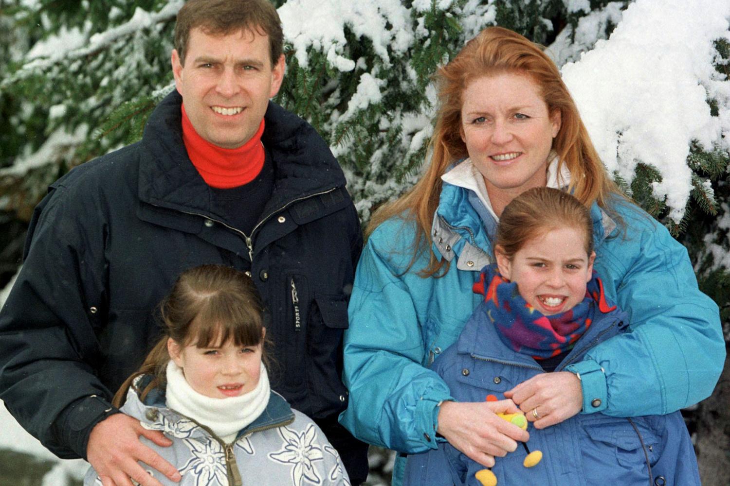 Le prince Andrew, photographié dans le rôle du bon père de famille lors d'un séjour au ski, à Verbier, en Suisse en 1999.