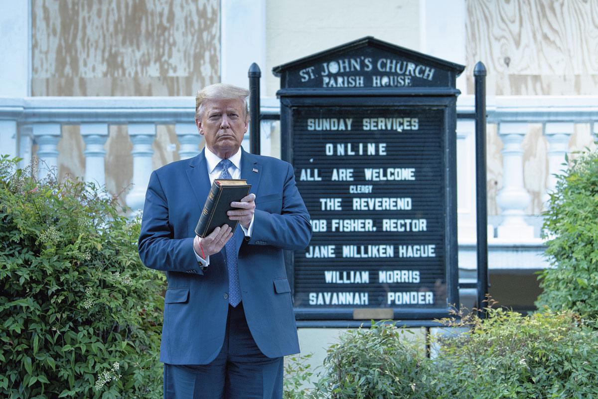 Donald Trump, une bible à la main, devant l'église St-John à Washington le 2 juin 2020, dégradée la veille par des participants à une manifestation contre le racisme.
