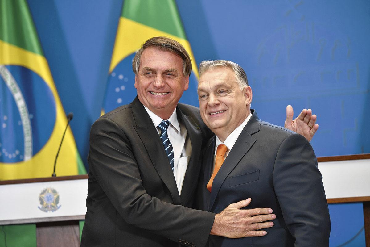 Snobant une réunion de l'Union européenne sur l'Ukraine, le premier ministre hongrois Viktor Orbán a reçu le président brésilien Jair Bolsonaro à Budapest le 17 février.