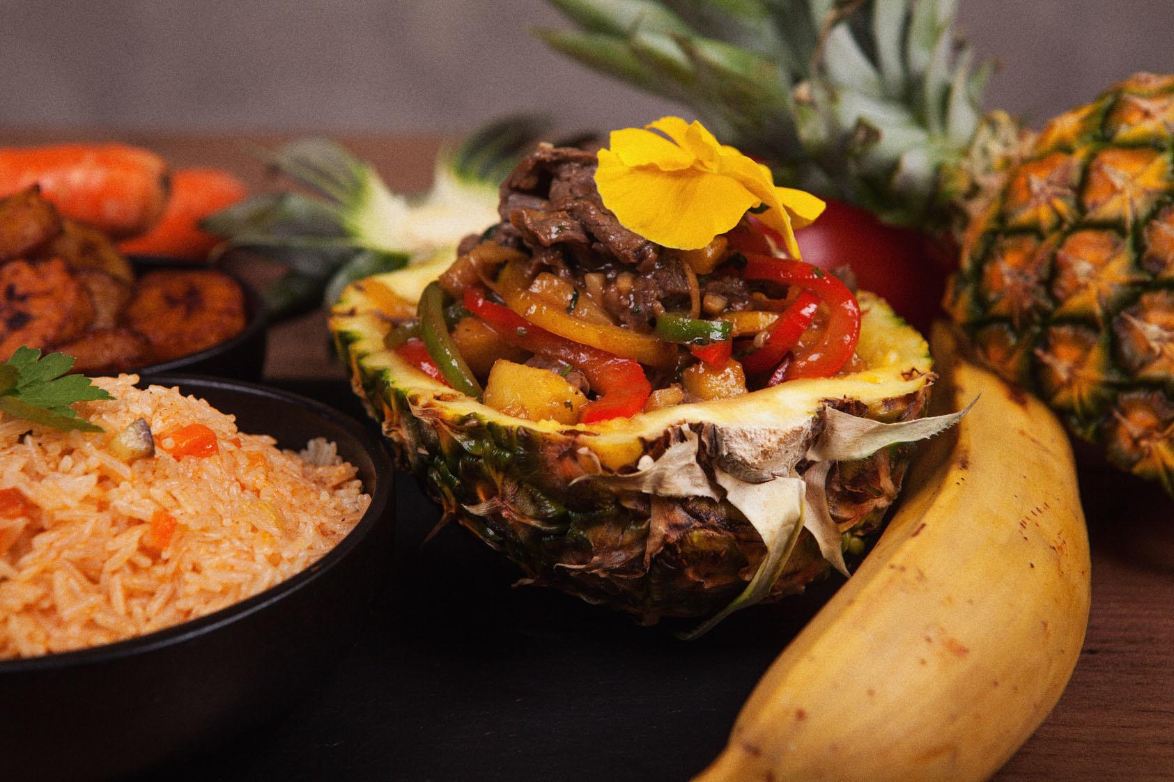 le Niúròu, un plat sucré-salé qui honore la viande de boeuf, le tout servi dans un ananas.