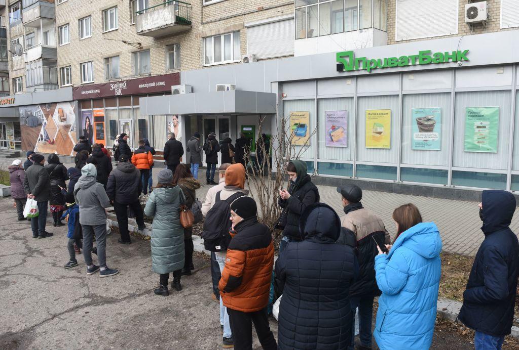 A Lviv, les files se multiplient devant les commerces