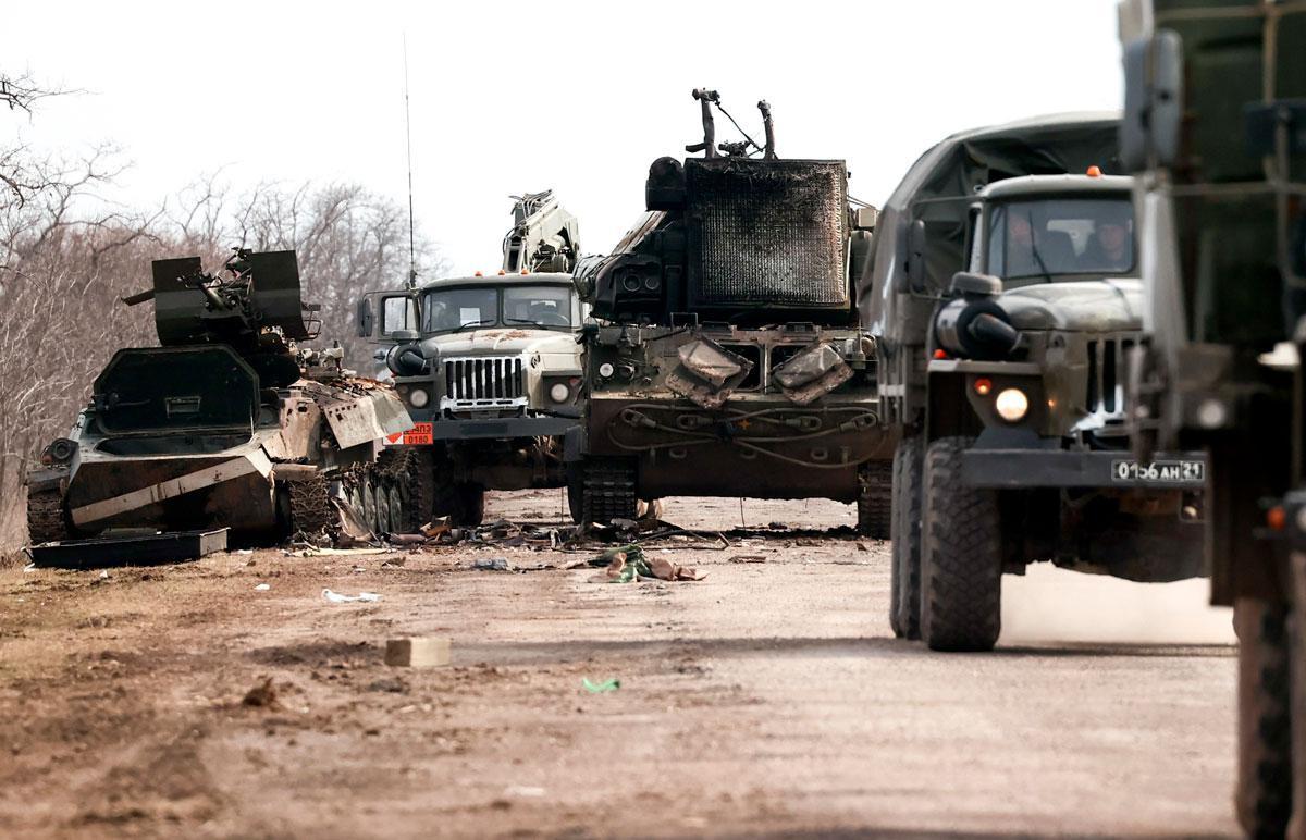 2. Une colonne de véhicules blindés russes s'approche du point de contrôle de Perekop, à la frontière ukrainienne.