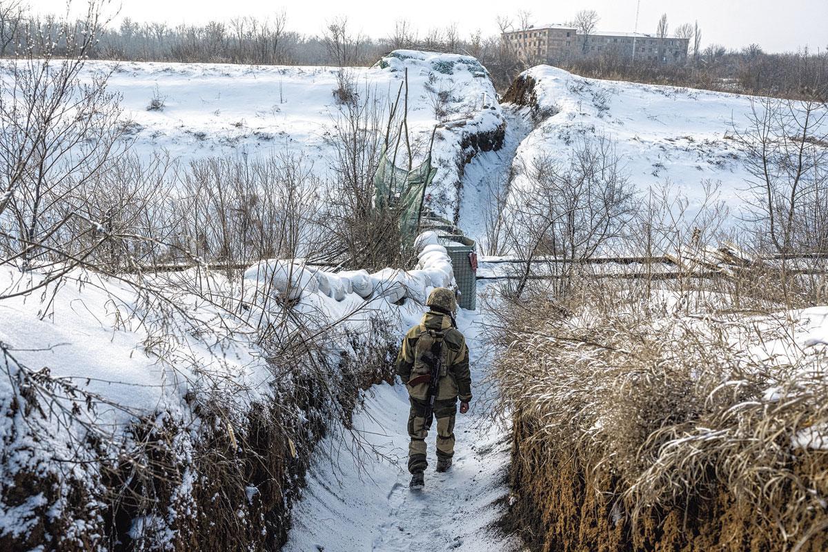 ZOLOTE Een Oekraïense militair patrouilleert bij de grens met de Russische invloedssfeer. 'De belangrijkste strijd is de informatieoorlog.'
