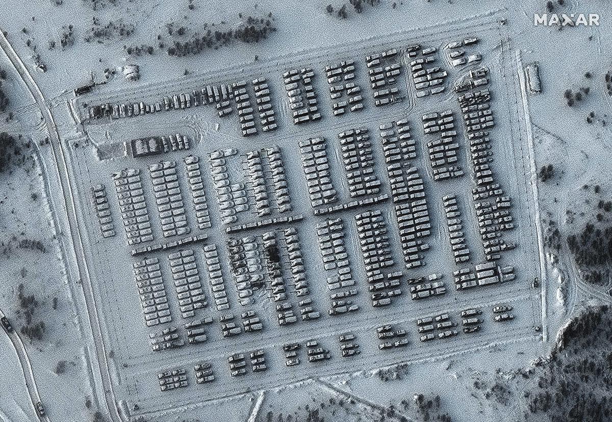 SMOLENSK, BENOORDEN DE OEKRAÏENSE GRENS Een satellietbeeld toont een Russisch 'trainingscentrum'. 'Ze willen de wereld verdelen, en Oekraïne is daar het slachtoffer van.'
