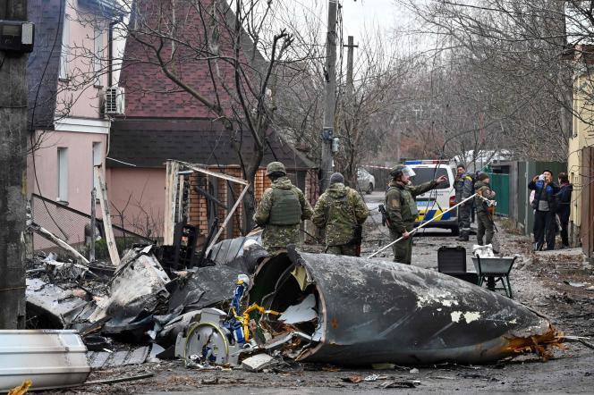 Dans la banlieue de Kiev, un avion non-identifié s'est écrasé.