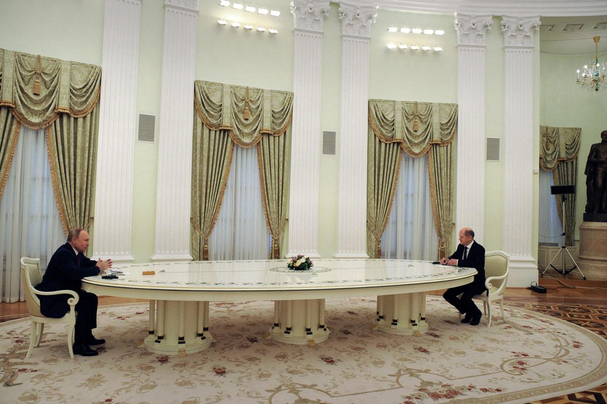 Vladimir Poetin en Olaf Scholz op 15 februari 2022 in Moskou.