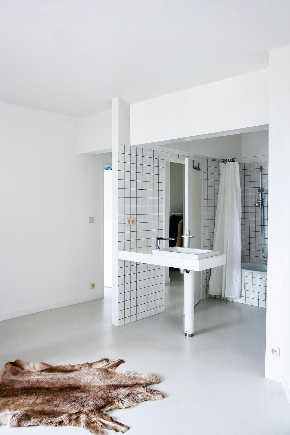 En lien direct avec la chambre, la salle de bains est en carrelage blanc, allusion au travail de l'artiste Jean-Pierre Raynaud.
