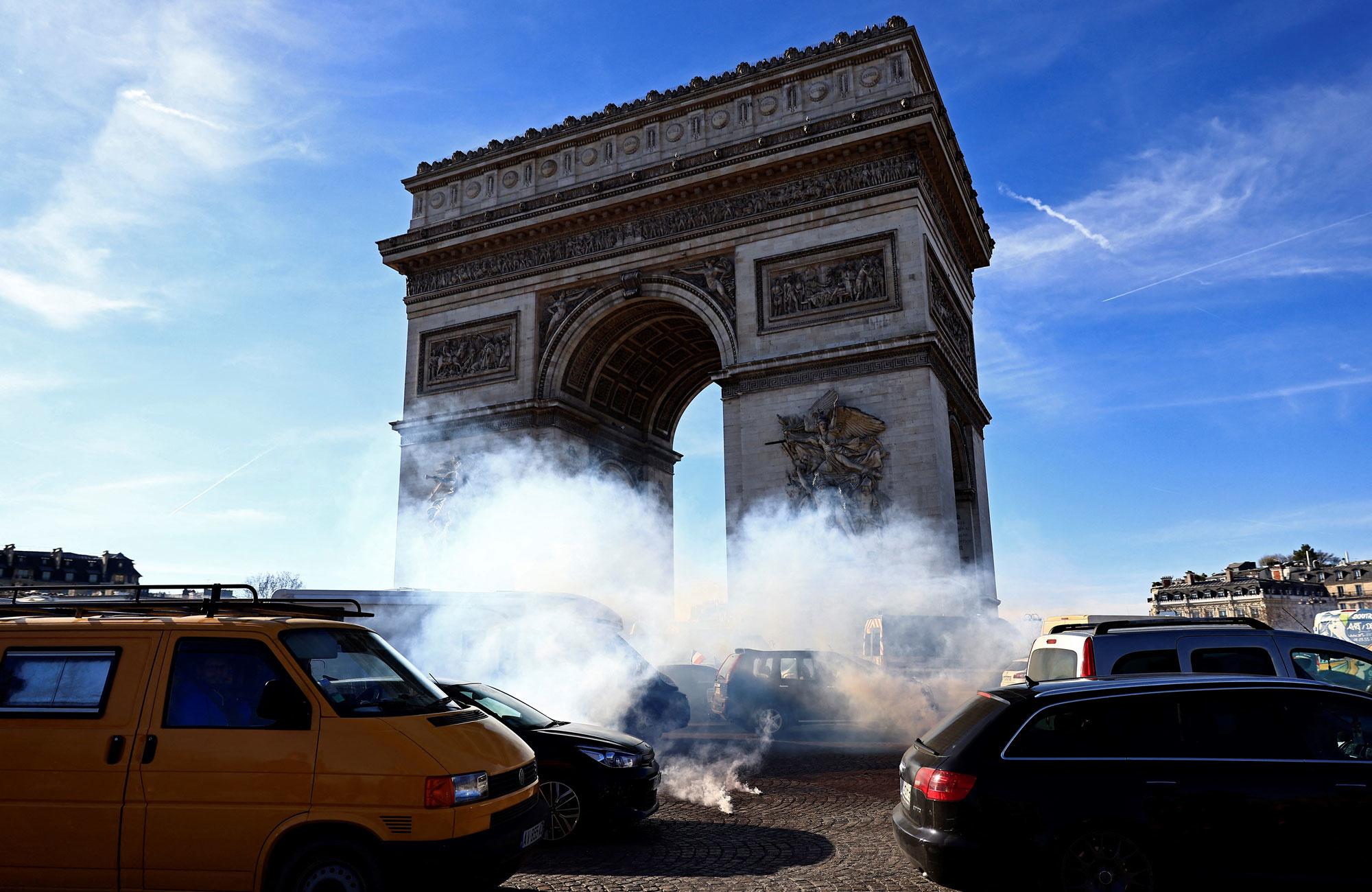 Convoi de la liberté: aux Pays-Bas, les camionneurs bloquent le parlement, à Paris on verbalise