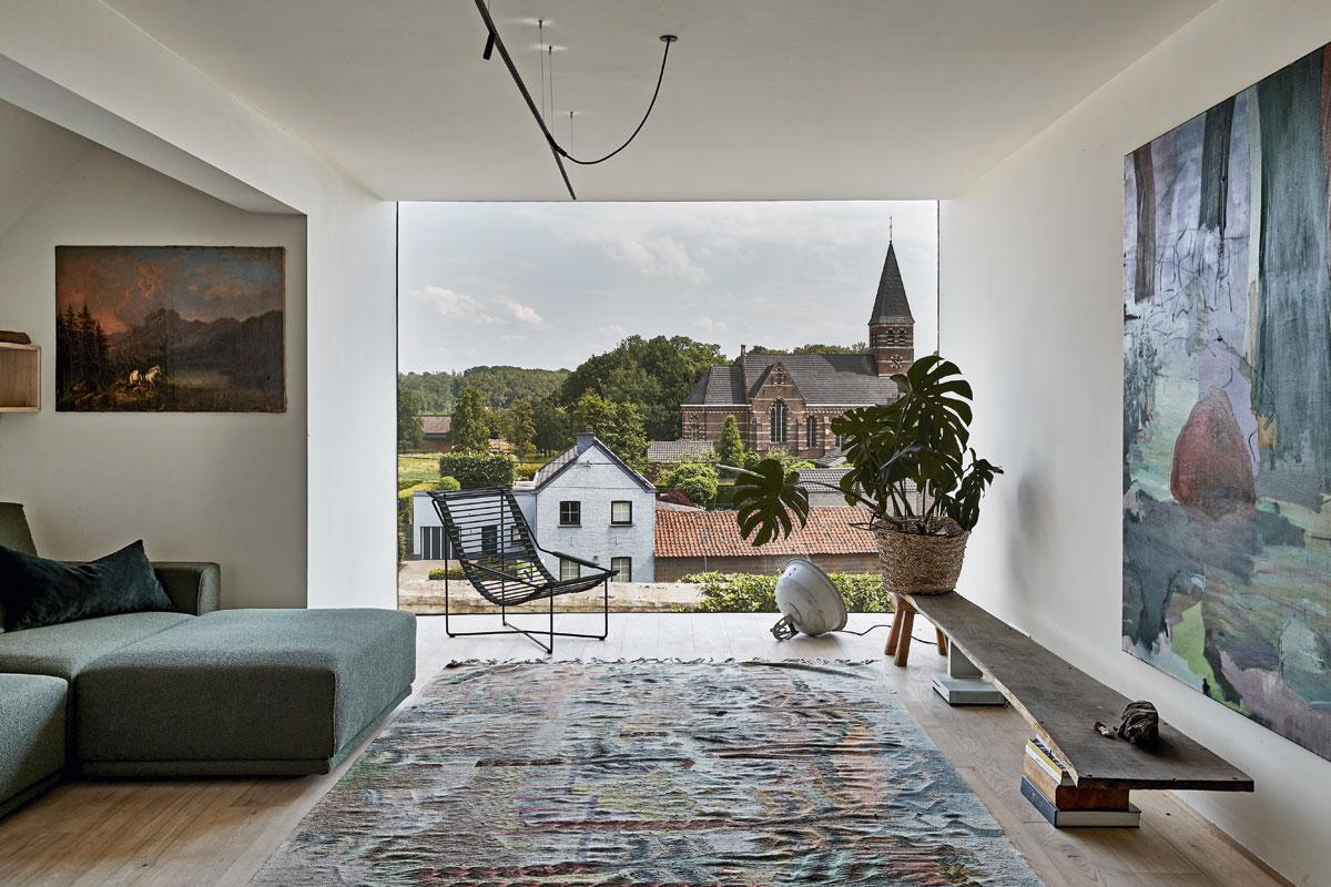 L'artiste considère son coin salon comme une collection de paysages - le panorama réel du centre du village de Hoeselt et deux vues peintes.