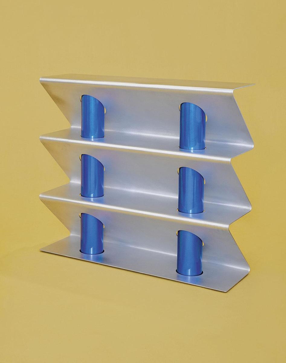 Geplooide console in aluminium van Victoria Wilmotte, Theoreme Editions, prijs op aanvraag. (2)