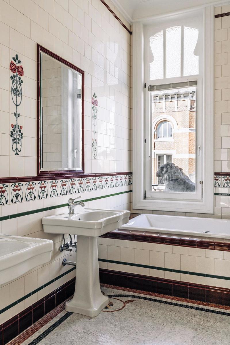 De badkamer lijkt authentiek, maar werd vijftien jaar geleden volledig vernieuwd door de toenmalige bewoner. Hij reisde zelfs naar Engeland voor het juiste sanitair. De mozaïekvloer is wel origineel.