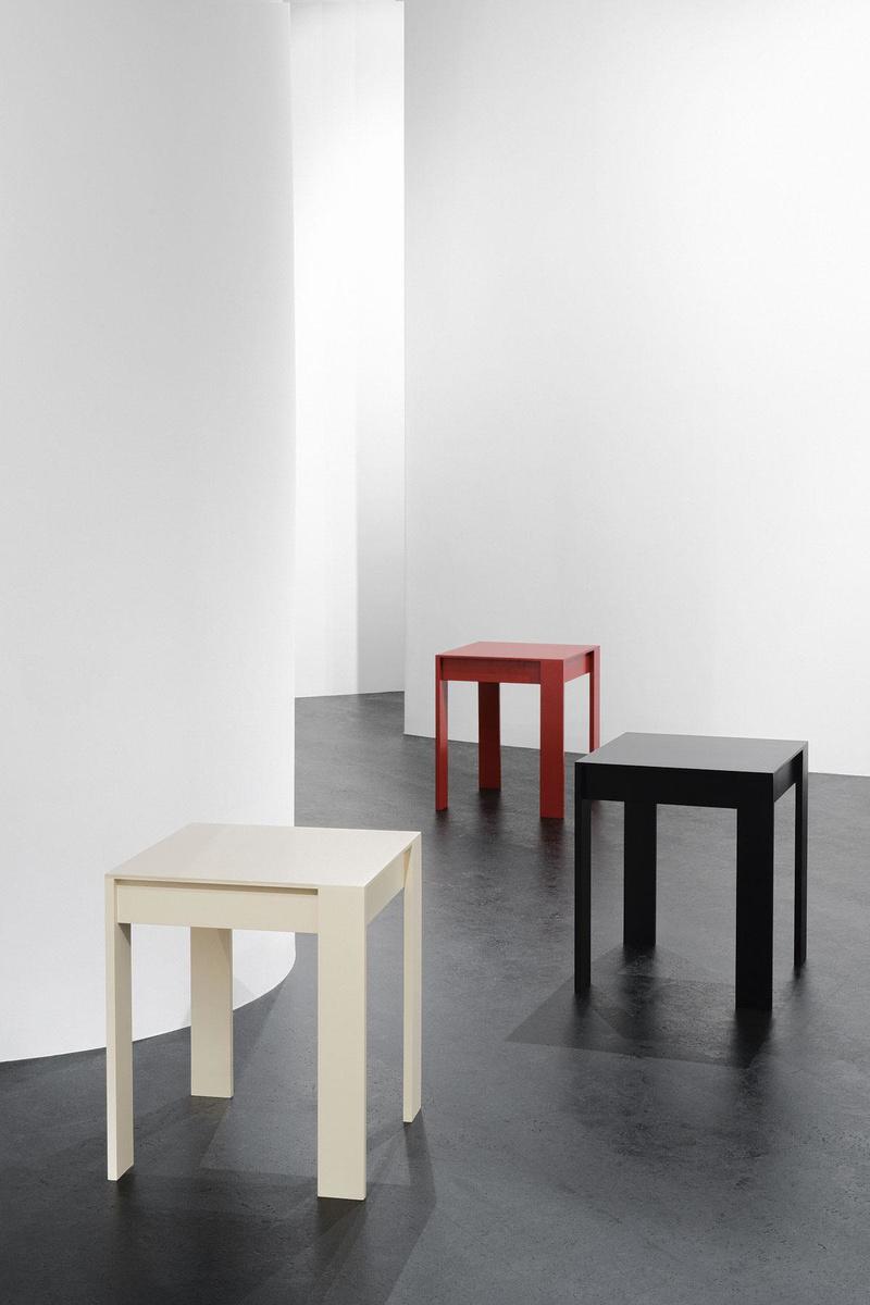 Een studie in eenvoud. Deze Malé-(bijzet)tafels zijn een compositie van een veelvoud van eenzelfde plank. (Vanaf 960 euro)