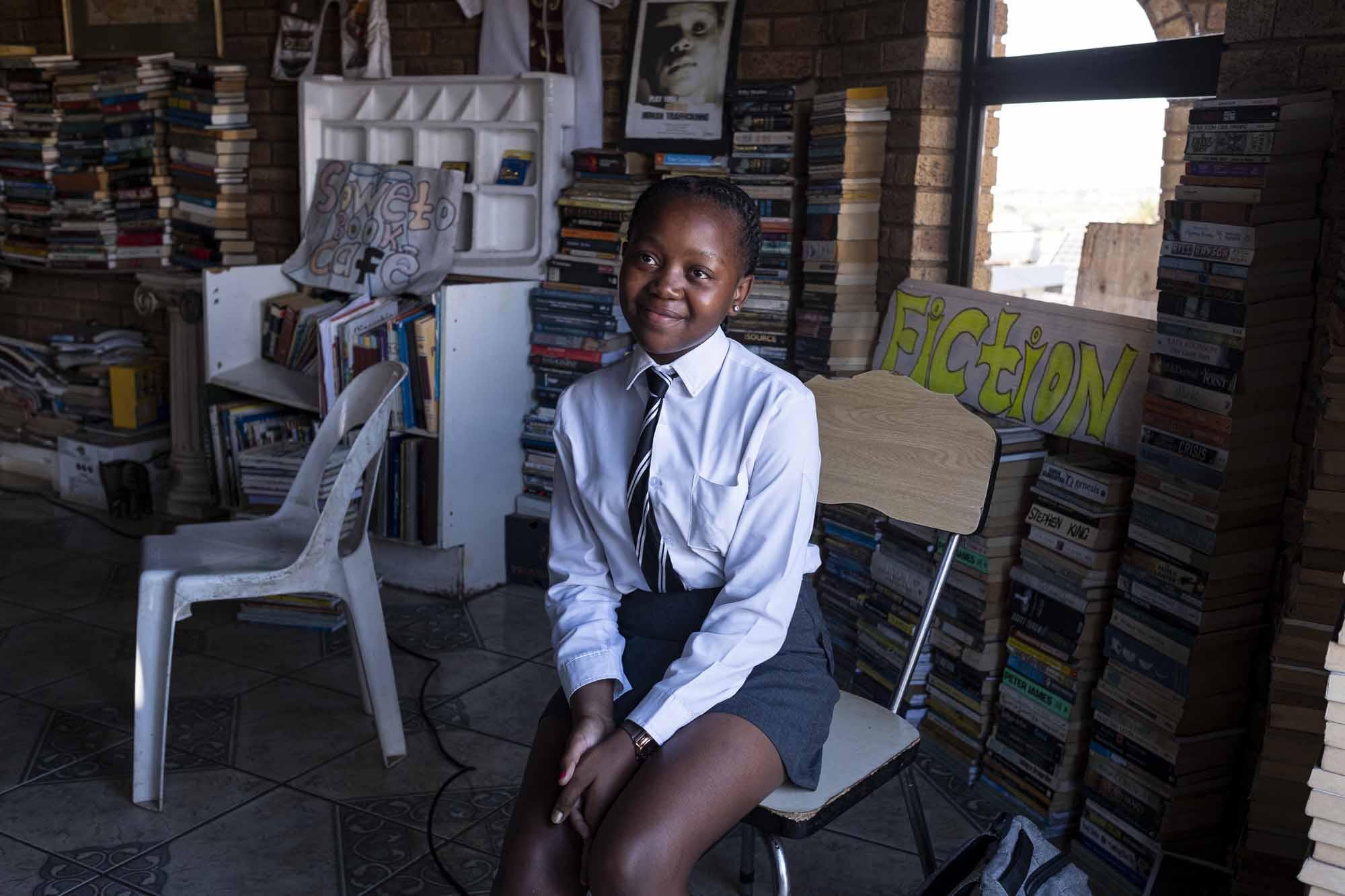 Anele Ndlovu, 14 ans est l'une des habituées de la librairie  
