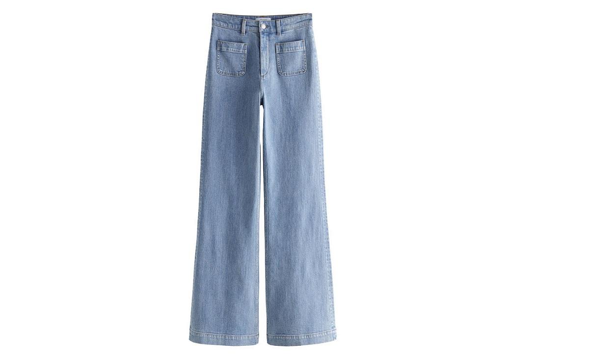 Jeans flare, 69 euros, & Other Stories. 