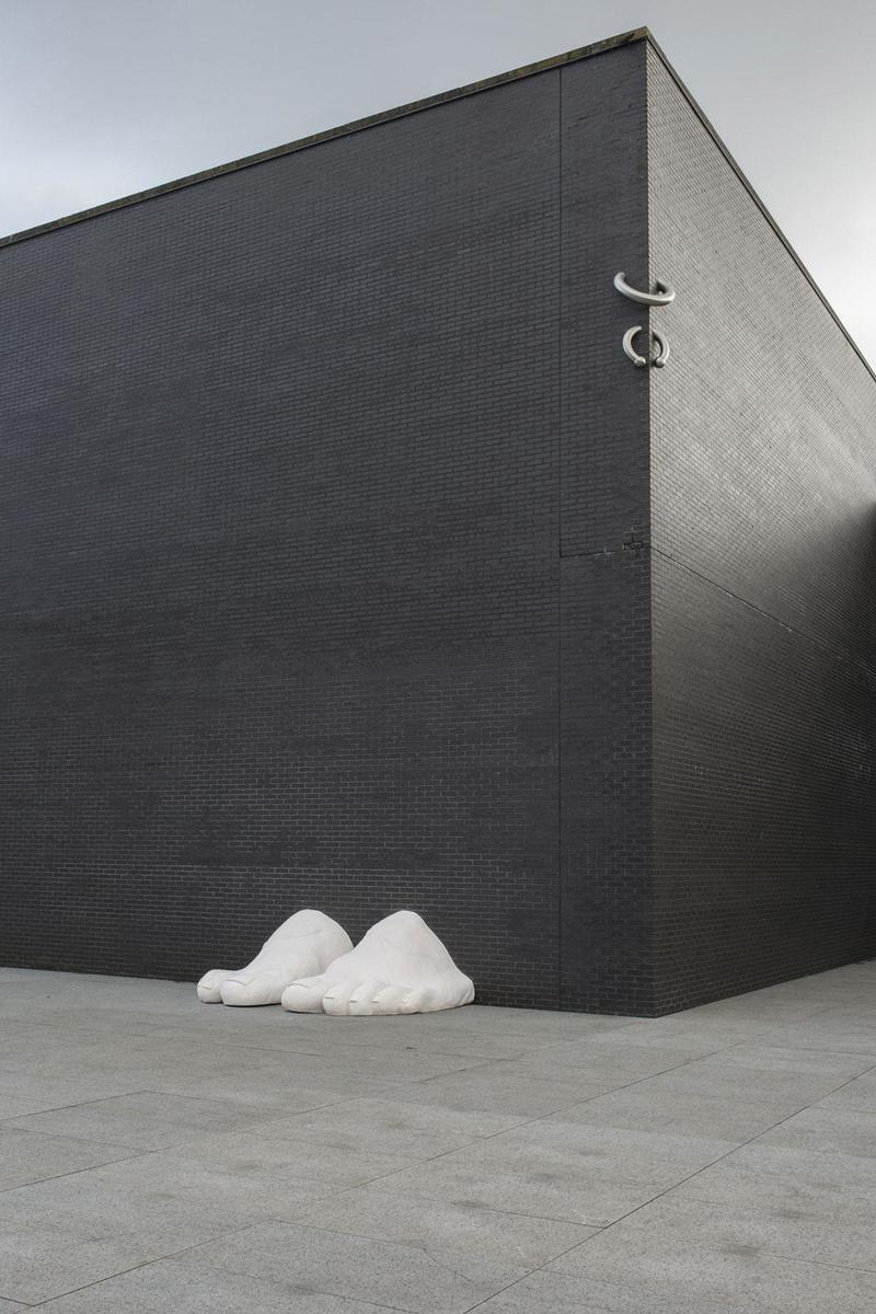 Aline Bouvy propose, à même les murs extérieurs, d'imposantes interventions sculpturales.