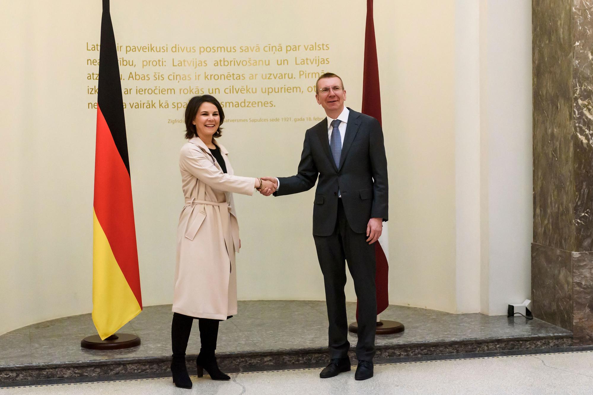 Duits ministers van Buitenlandse Zaken Annalena Baerbock en Lets minister van Buitenlandse Zaken Edgars Rinkevics op 20/04/2022