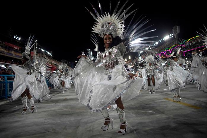 Un carnaval de Rio féérique, pour enterrer le Covid - Challenges