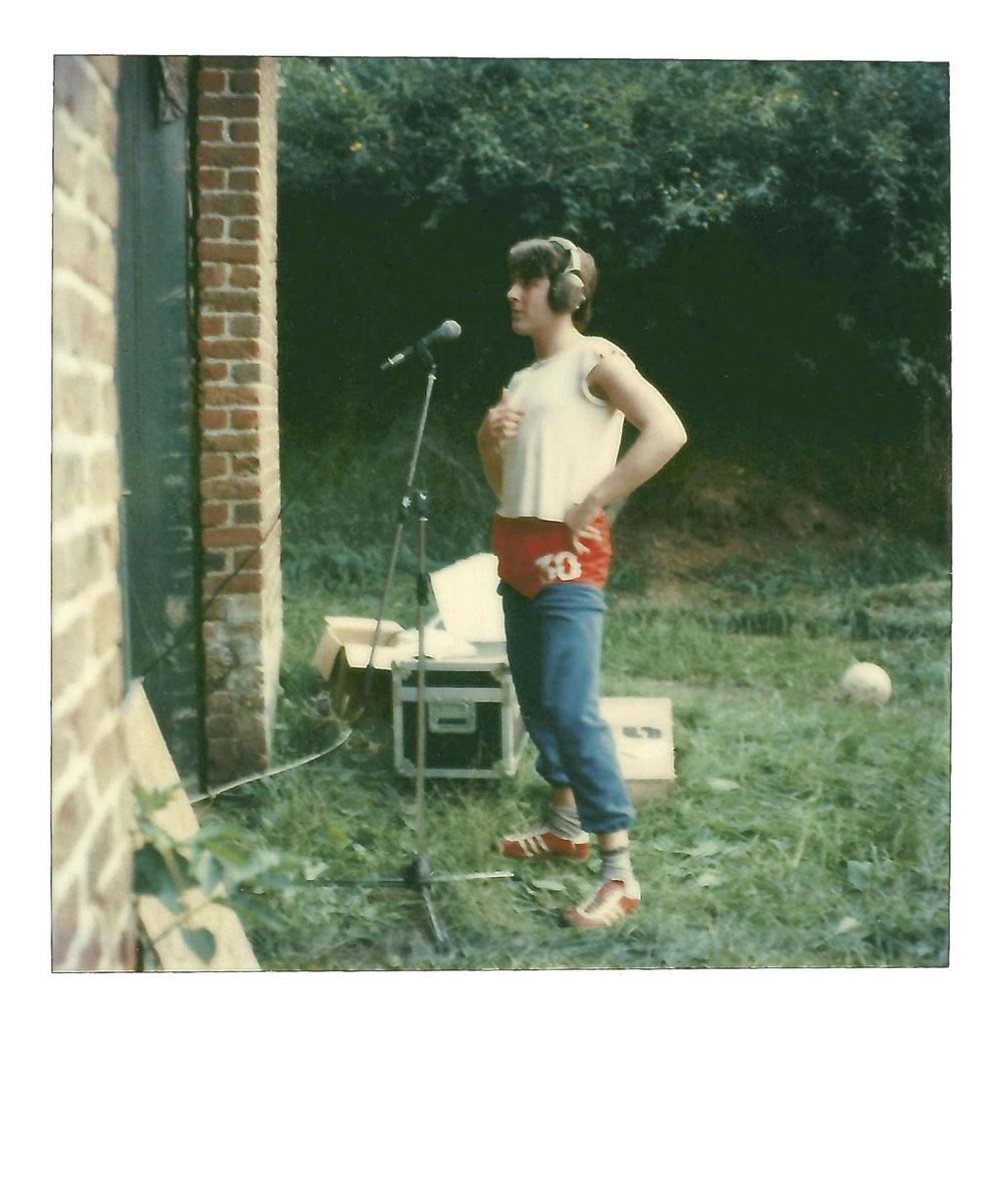 Arno tijdens de opnames van een eerste demo, bij Jean-Marie Aerts thuis (24 juli 1980). 'We dachten dat ze zot geworden waren.'