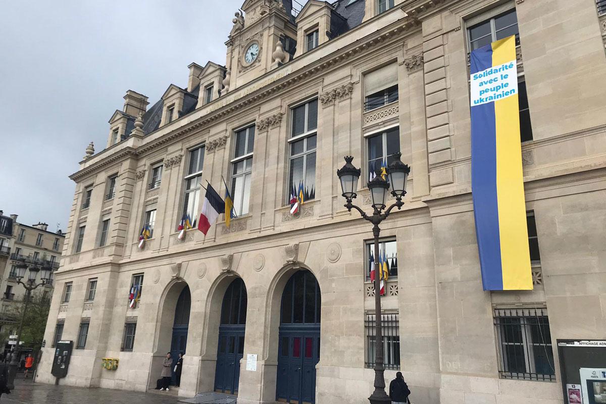 Oekraïense vlaggen aan het gemeentehuis van het zevende arrondissement in Parijs, op 23/04/22.