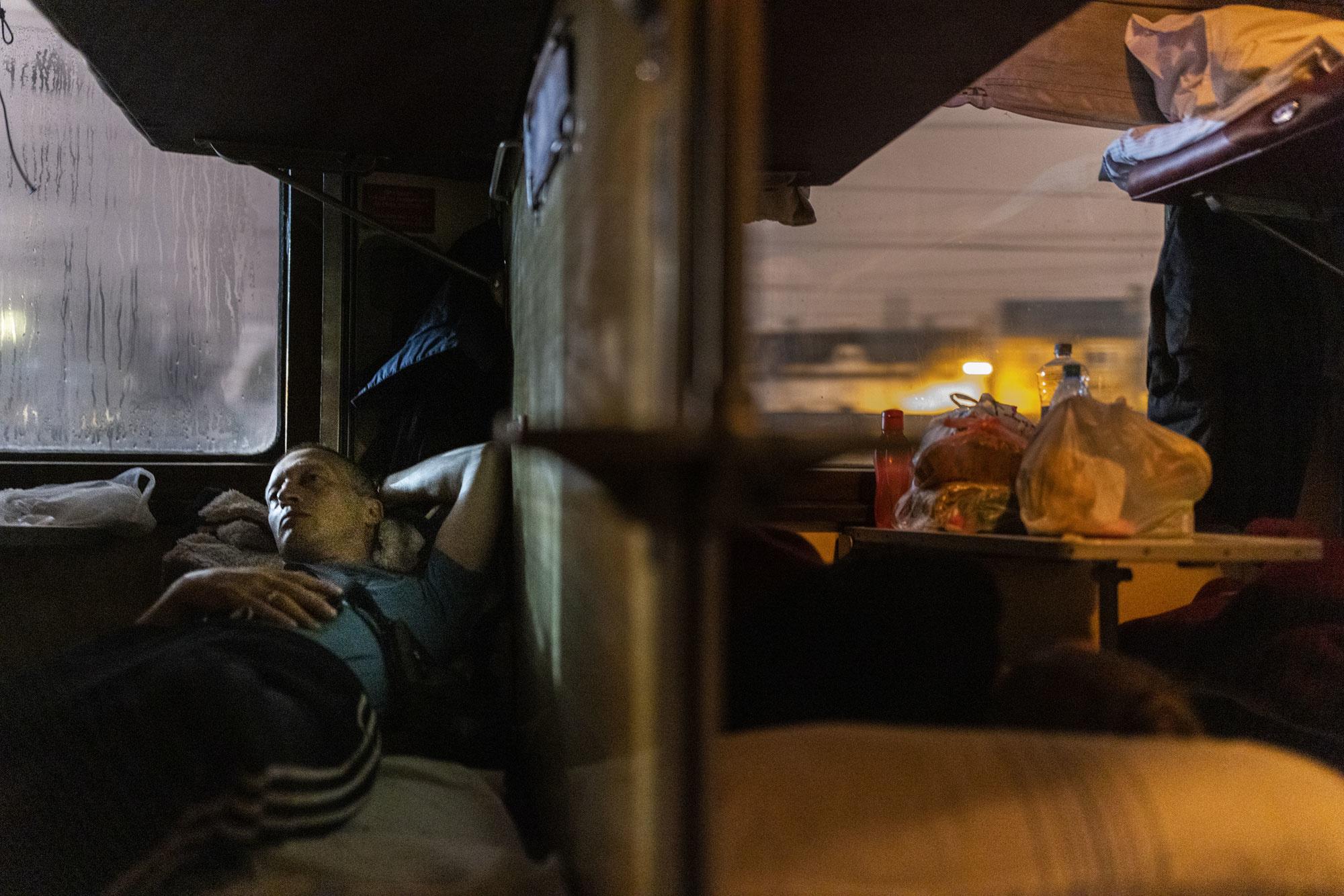 Knack-fotograaf Franky Verdickt in Oekraïne: 'Een trein vol trauma'