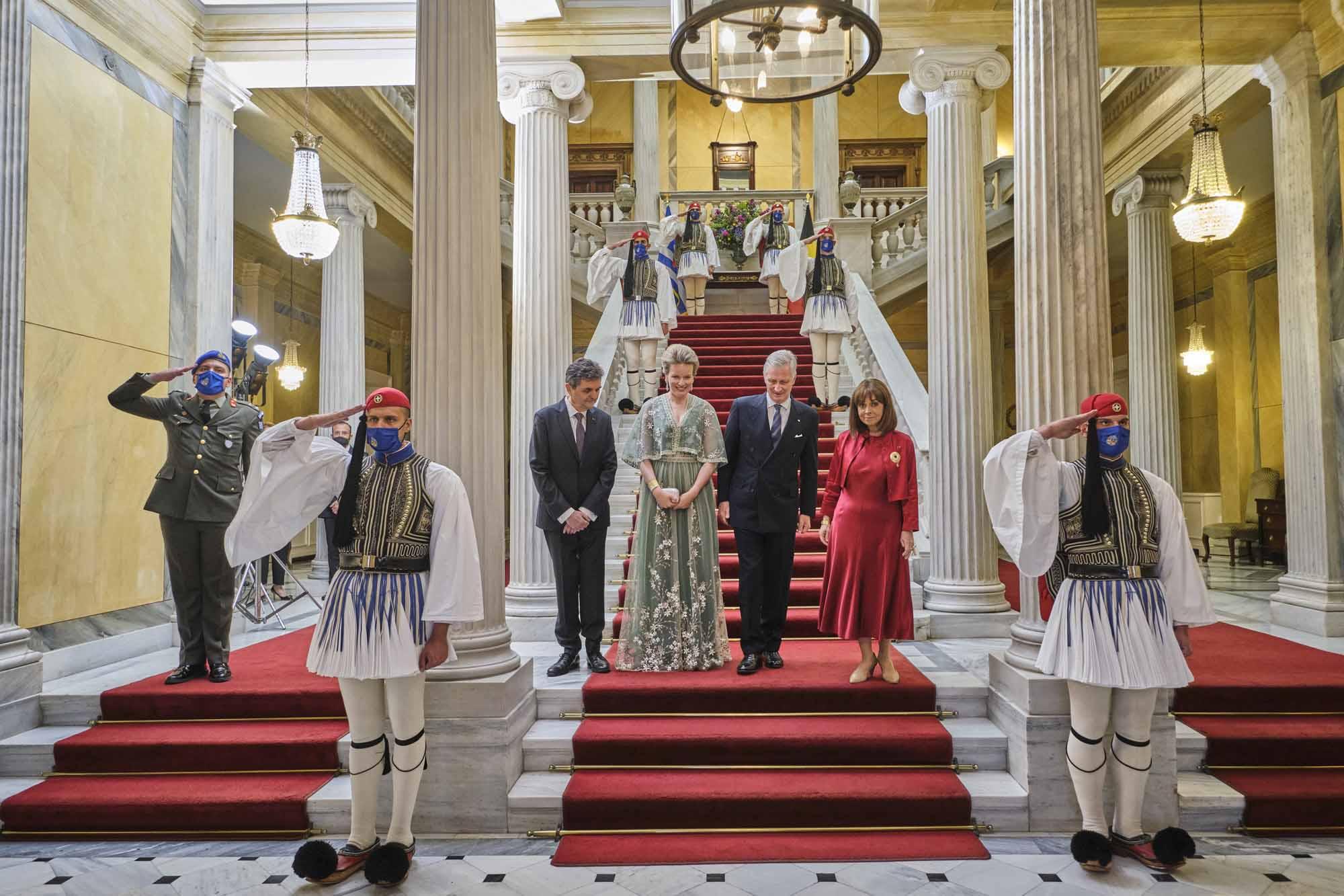 la présidente de Grèce Katerina Sakellaropoulou et son conjoint Pavolos Kotsonis pose avec le roi et la reine  